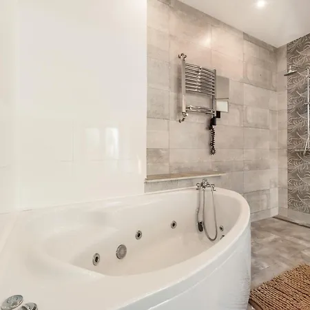 Premium Basement By Vibe Apartment